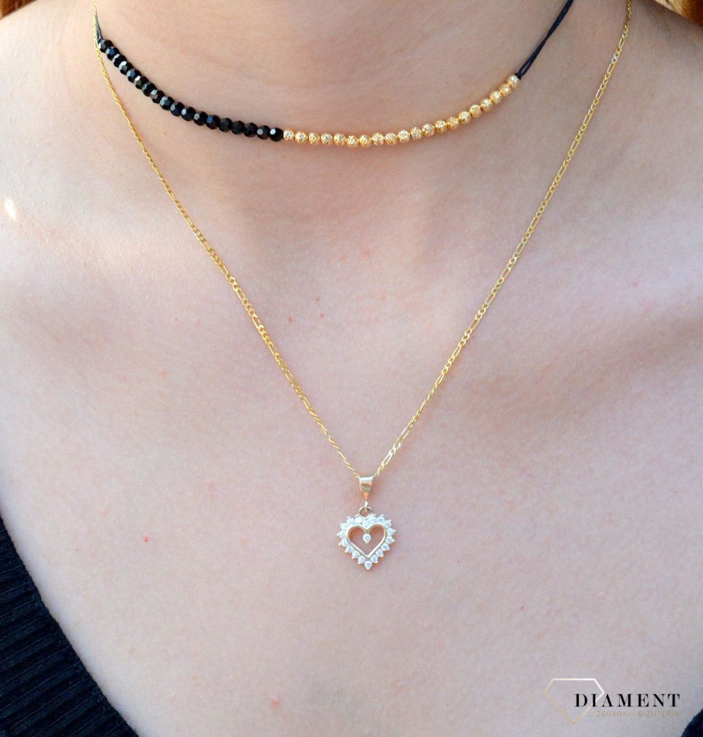 Złota zawieszka 333 serce z cyrkonią ZA 4651 333. Romantyczny wzór, który nada uroku oraz kobiecości każdej stylizacji. Wyjątkowy wisiorek o ponadczasowym motywie zachwyca estetyczną formą wykonania.jpg